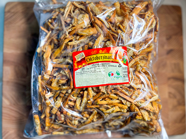 Нитка ЖАРЕНАЯ "Чеснок с зеленью" Oktobersnack 1 кг (сырный продукт) в Старой Купавне