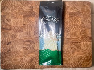 Сурские гренки Крылышки баффало (100 гр): Сыр 60 гр ГОРНЫЙ СЫРОВАР (Бочонок)