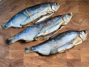 Деревенские гренки с чесноком: Пелядь вяленая крупная потрошеная